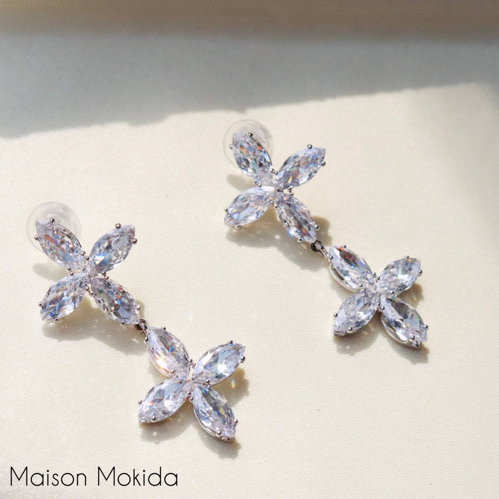 Boucles d’oreilles croix en zircon et cuivre / tige d’oreille en argent 925 E. ( hypoallegénique )